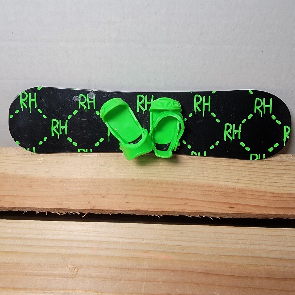 Rainbow High Winter Break Jade Hunter Snowboard & Shoes